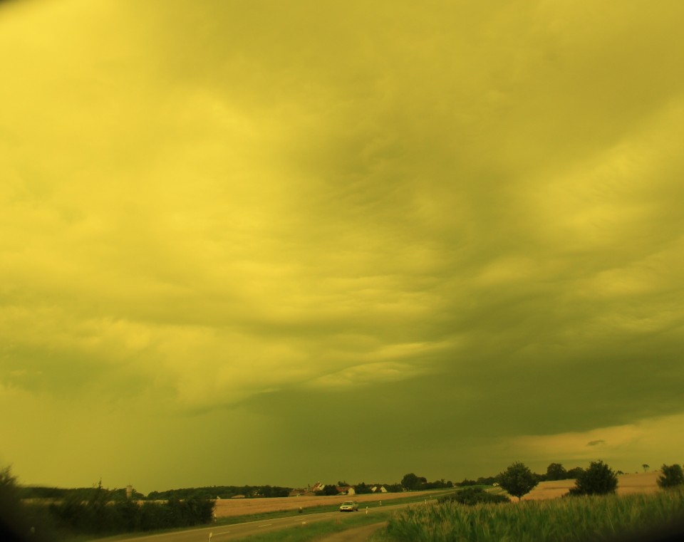 Landschaft hinter Sportbrillengläsern