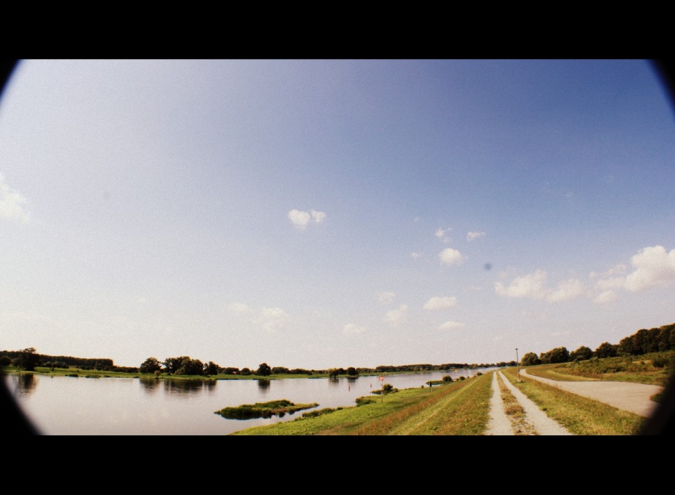 Weites Land mit Fahrradweg